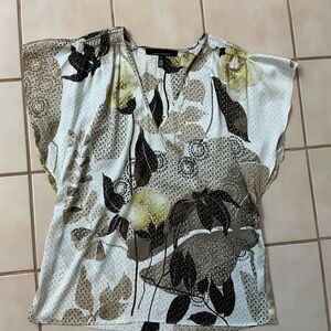 White House Black Market Flutter Sleeve Top  Sz Small Garden Biscotti Print NWOT